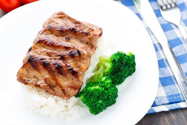 Gegrilde tussenribstuk met rijst en broccoli — Stockfoto