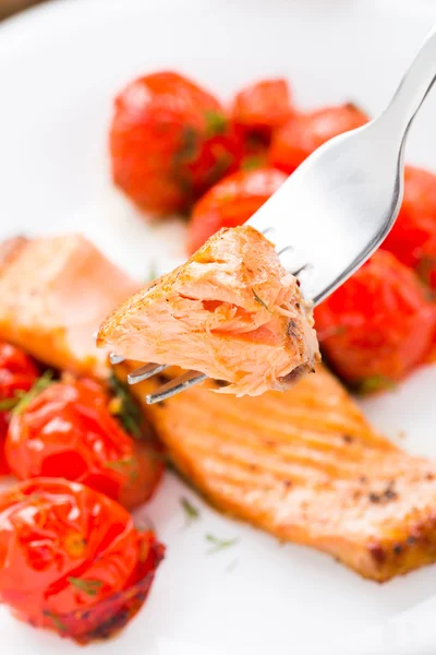 Salmon with roasted tomatoes — Stock Photo, Image