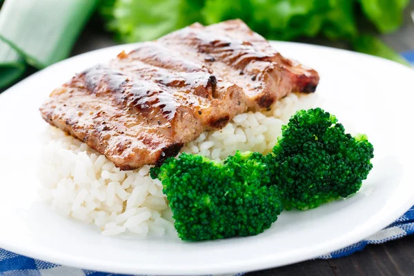 Gegrillte Rippchen mit Reis und Brokkoli — Stockfoto