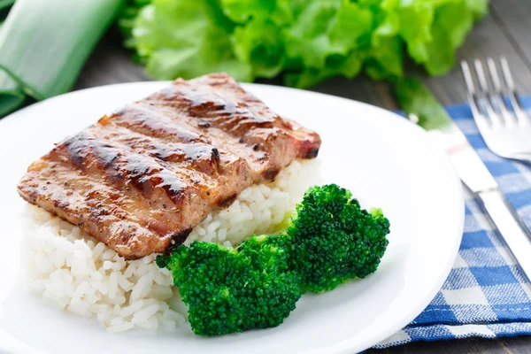 Grillade revben med ris och broccoli — Stockfoto