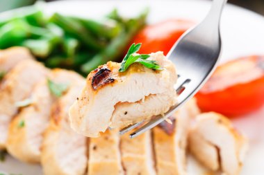 ızgara tavuk fasulye, domates ile