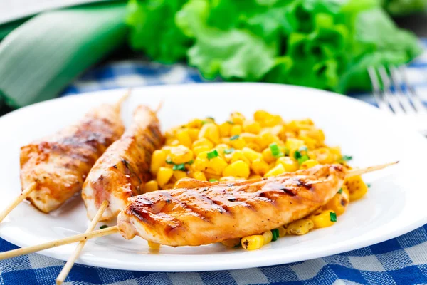 Brochettes de poulet au miel avec salade de maïs grillé — Photo