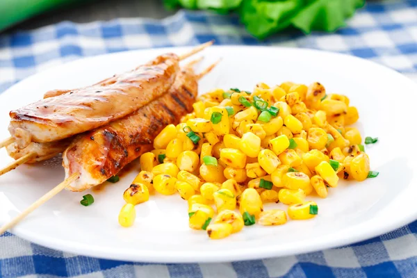トウモロコシのグリルのサラダとハチミツの鶏の串焼き — ストック写真