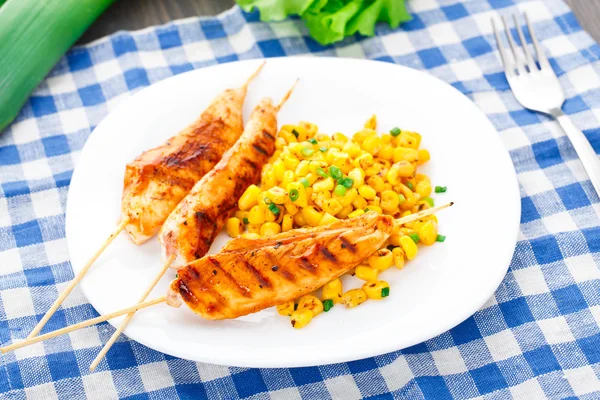 Brochettes de poulet au miel avec salade de maïs grillé — Photo