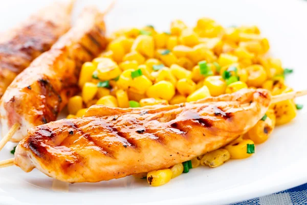 Brochetas de pollo a la miel con ensalada de maíz a la parrilla — Foto de Stock