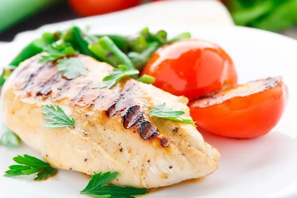 Gegrilltes Hühnchen mit grünen Bohnen und Tomaten — Stockfoto