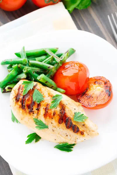 Pollo a la parrilla con judías verdes y tomates —  Fotos de Stock