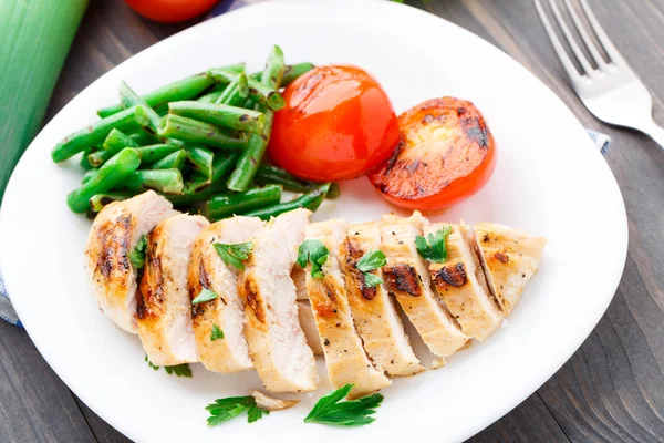 Grilled chicken with green beans and tomatoes — Stock Photo, Image