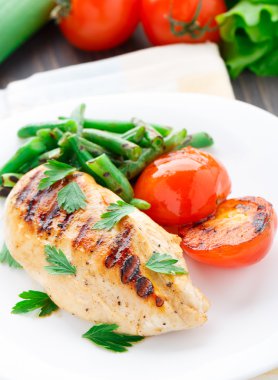 ızgara tavuk fasulye, domates ile