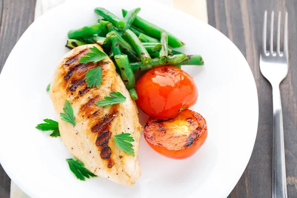 Frango grelhado com feijão verde e tomate — Fotografia de Stock