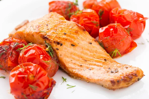 Lachs mit gebratenen Tomaten — Stockfoto