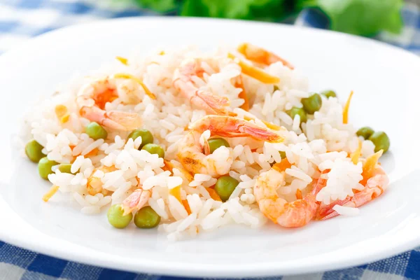 Arroz con gambas y guisantes — Foto de Stock