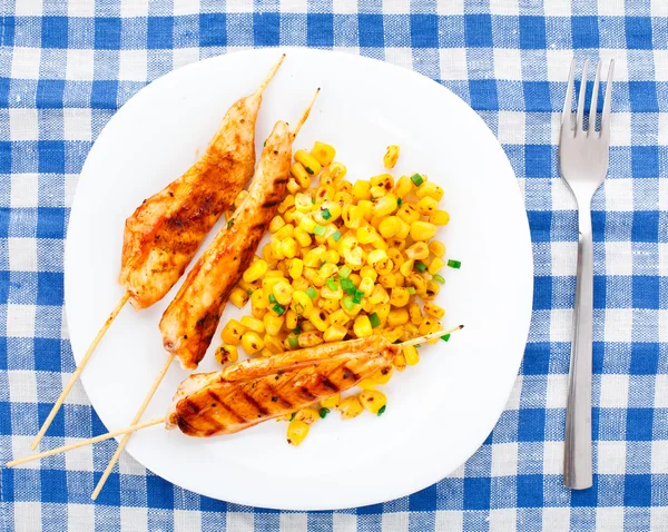 Brochetas de pollo a la miel con ensalada de maíz a la parrilla —  Fotos de Stock