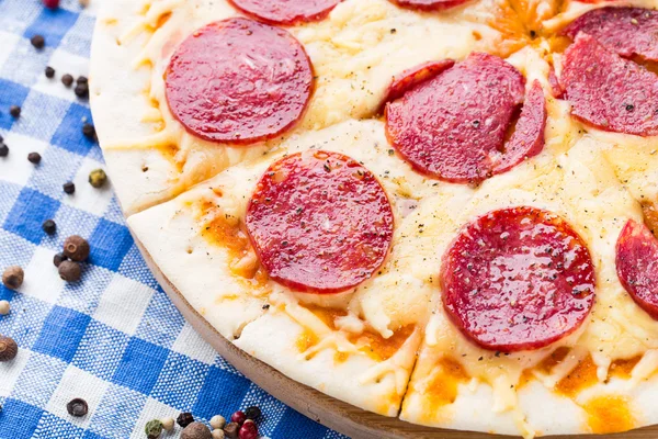 Pizza med salami — Stockfoto