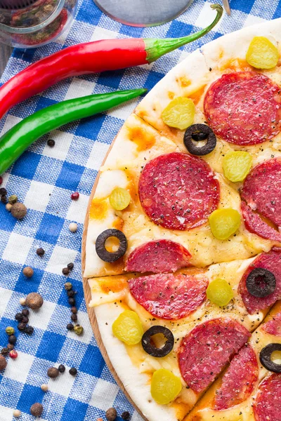 Pizza mit Salami — Stockfoto