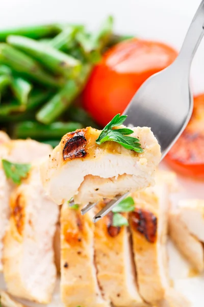 Grilled chicken with green beans and tomatoes — Stock Photo, Image