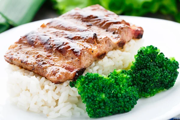 Grillade revben med ris och broccoli — Stockfoto