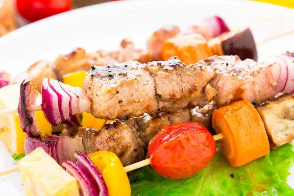 Barbecued pork and vegetable kebabs — Stock Photo, Image