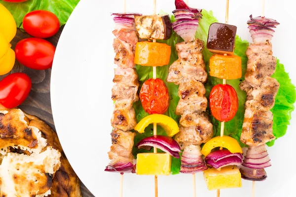 Geroosterd varkensvlees en plantaardige kebab — Stockfoto