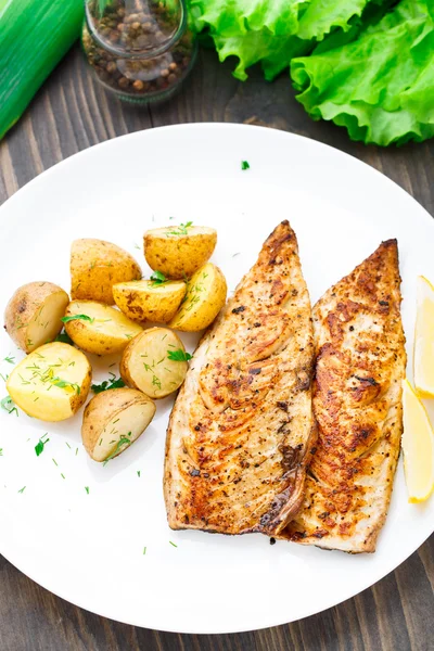 Gebratene Makrele mit Ofenkartoffeln — Stockfoto