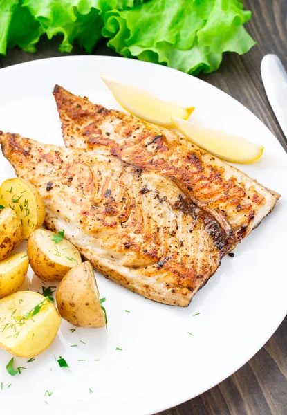 Caballa frita con patata al horno —  Fotos de Stock