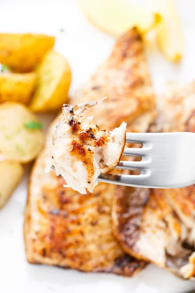 Caballa frita en un tenedor —  Fotos de Stock