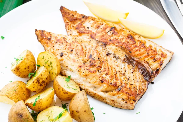 Caballa frita con patata al horno —  Fotos de Stock