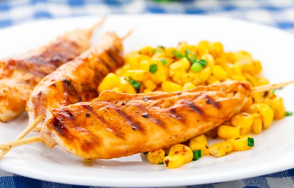 Brochetas de pollo a la miel con ensalada de maíz a la parrilla —  Fotos de Stock