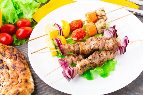 Carne de porco grelhada e kebabs vegetais — Fotografia de Stock