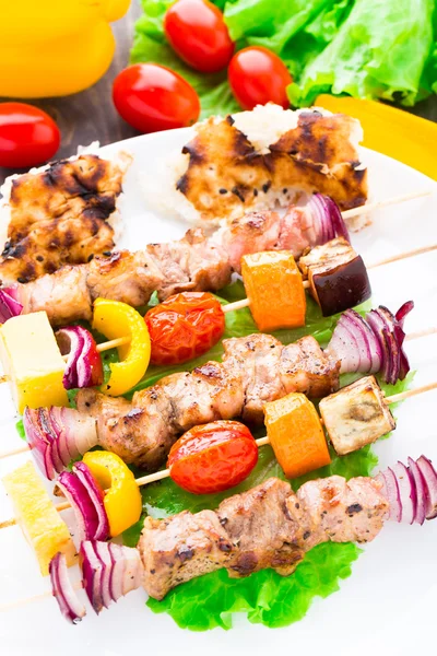 Kebabs de porc et de légumes grillés — Photo