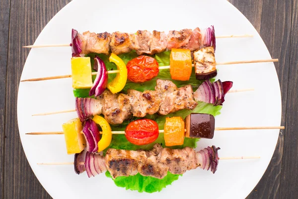 Carne de porco grelhada e kebabs vegetais — Fotografia de Stock