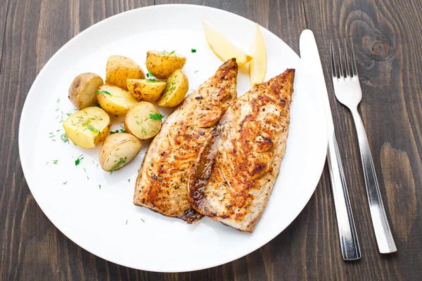 Gebratene Makrele mit Ofenkartoffeln — Stockfoto