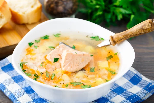 Sopa de peixe saudável feita de salmão — Fotografia de Stock