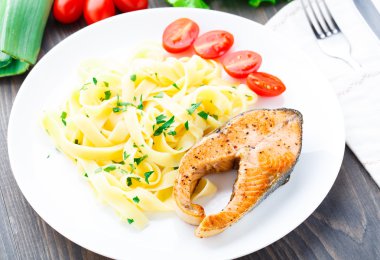 lezzetli fettuccini kızarmış somon ile