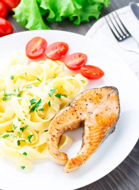 lezzetli fettuccini kızarmış somon ile