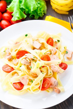 lezzetli fettuccini somon ve domates ile