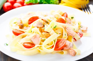 lezzetli fettuccini somon ve domates ile