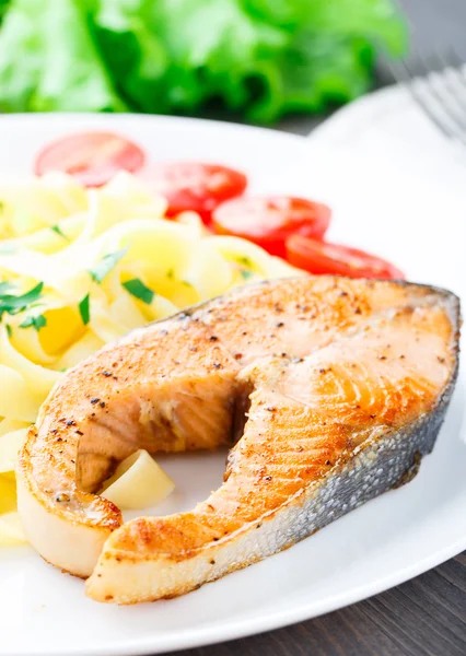 Deliciosos fettuccini con salmón frito —  Fotos de Stock