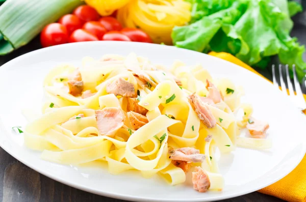 Deliciosos fettuccini con salmón —  Fotos de Stock