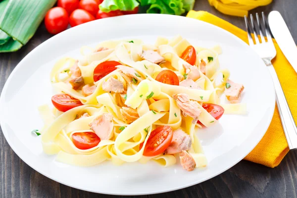 Leckere Fettuccini mit Lachs und Tomaten — Stockfoto