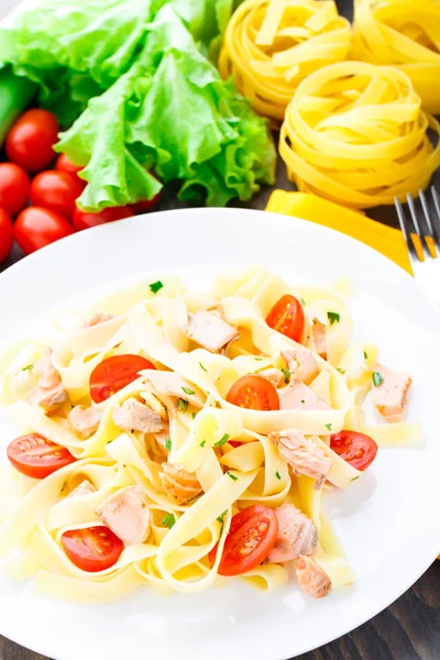 Heerlijke fettuccini met zalm en tomaten — Stockfoto