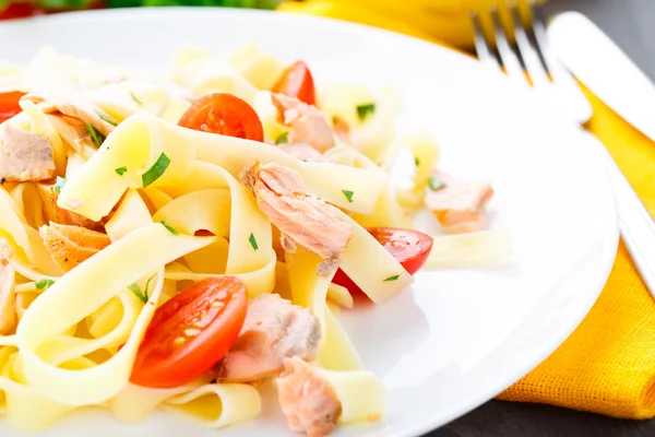 Délicieux fettuccini au saumon et tomates — Photo