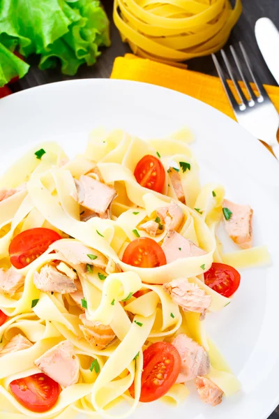 Heerlijke fettuccini met zalm en tomaten — Stockfoto