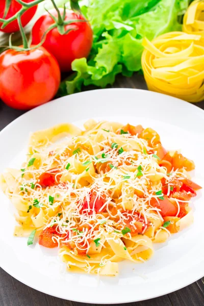 Fettuccine mit Tomate — Stockfoto