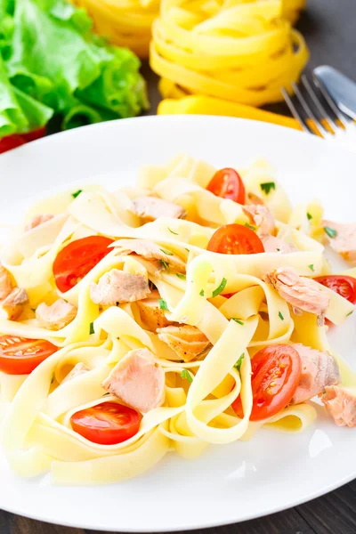 Heerlijke fettuccini met zalm en tomaten — Stockfoto