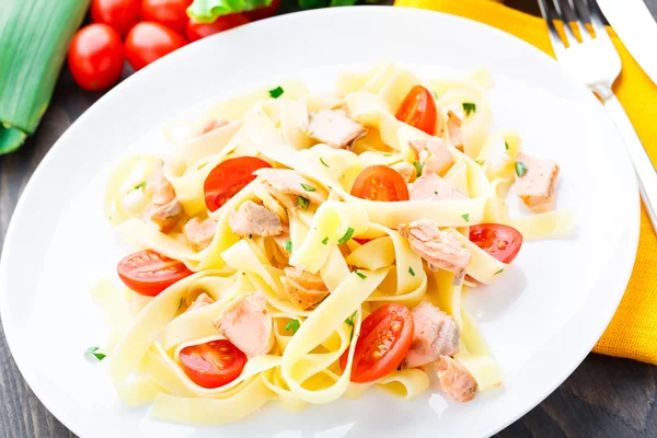 Delicioso fettuccini com salmão e tomate — Fotografia de Stock