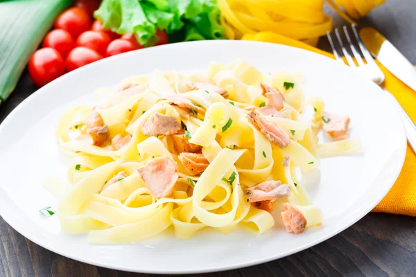 Heerlijke fettuccini met zalm — Stockfoto