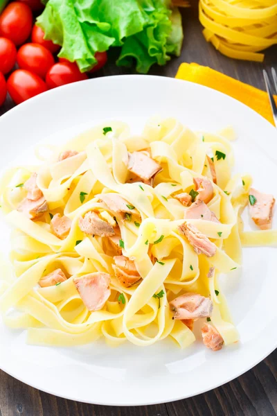 Deliciosos fettuccini con salmón —  Fotos de Stock