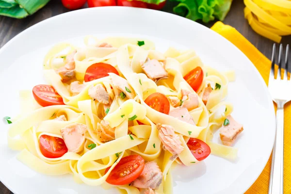 Délicieux fettuccini au saumon et tomates — Photo