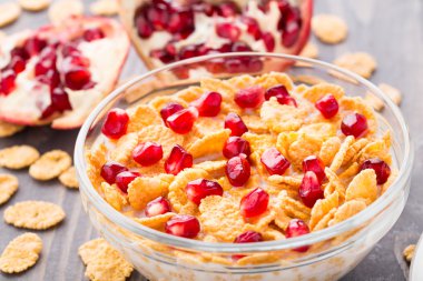 şeker Mısır gevreği süt ve nar ile kaplı